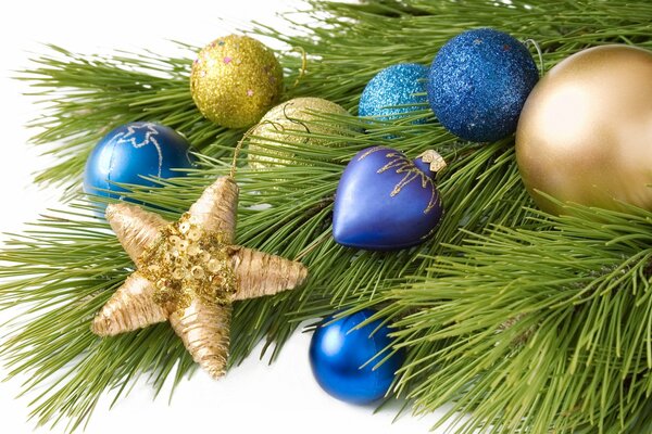 Branche de sapin vert avec des jouets de Noël