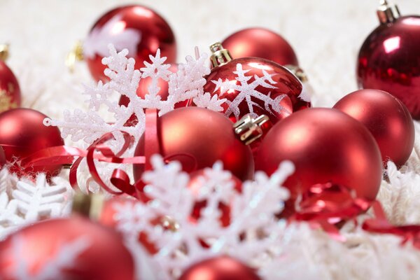 Boules rouges de Noël et flocons de neige