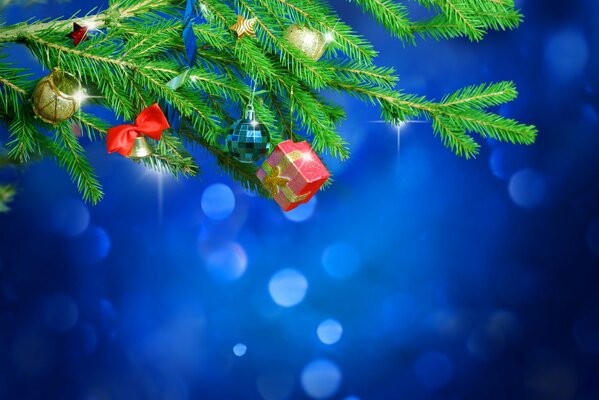 arbre de Noël. clochette et boîte, fond bleu