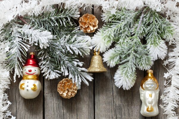 Decoración de Navidad en ramas de árbol de Navidad con juguetes de Navidad