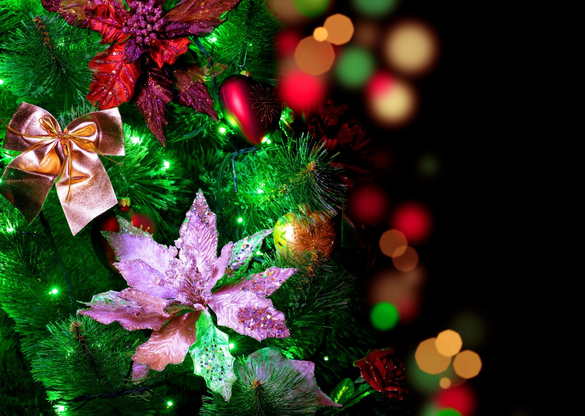 año nuevo vacaciones invierno vacaciones árbol de navidad bolas arcos guirnalda flores decoraciones luces reflejos bokeh