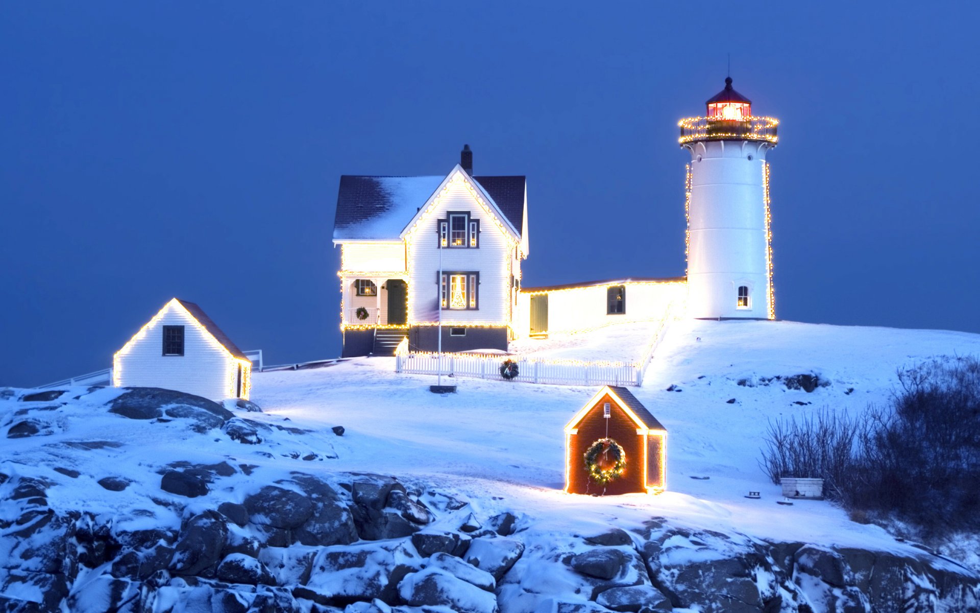 casa acogedor invierno nieve faro guirnaldas navidad