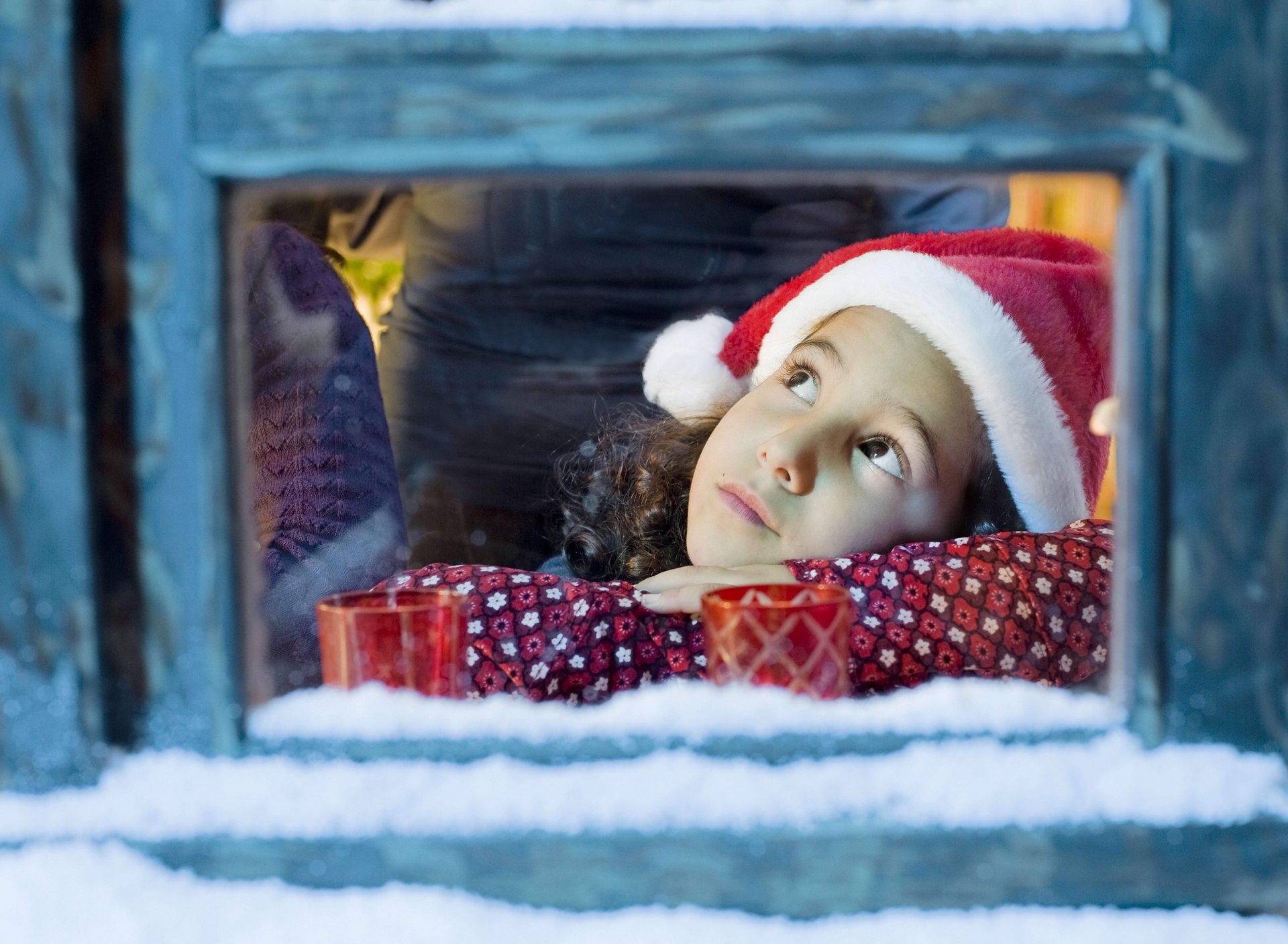 finestra neve ragazza occhi marroni pensosità calore comfort