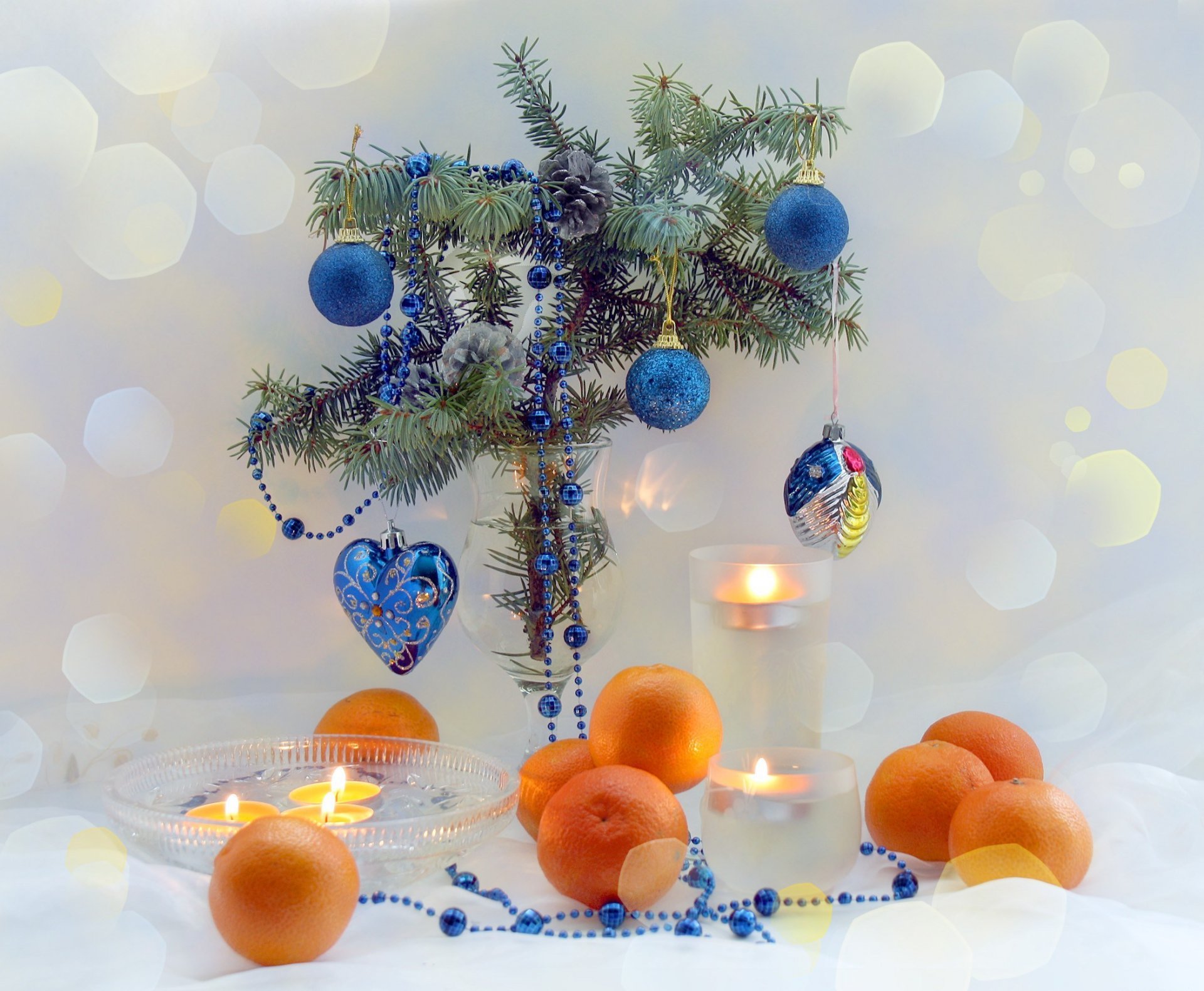 nouvel an vacances bonne année vacances fruits agrumes mandarines arbre de noël branches table bougies bleu couleur coeur