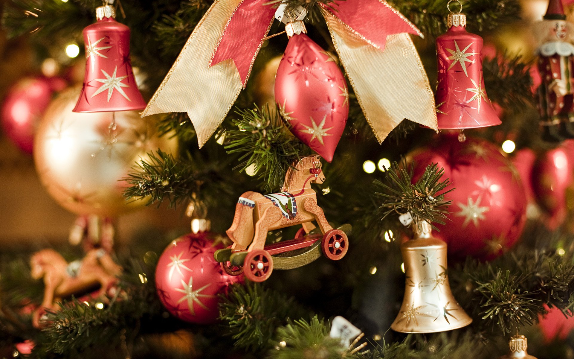 weihnachtsbaum tanne spielzeug glocken pferd holz bogen