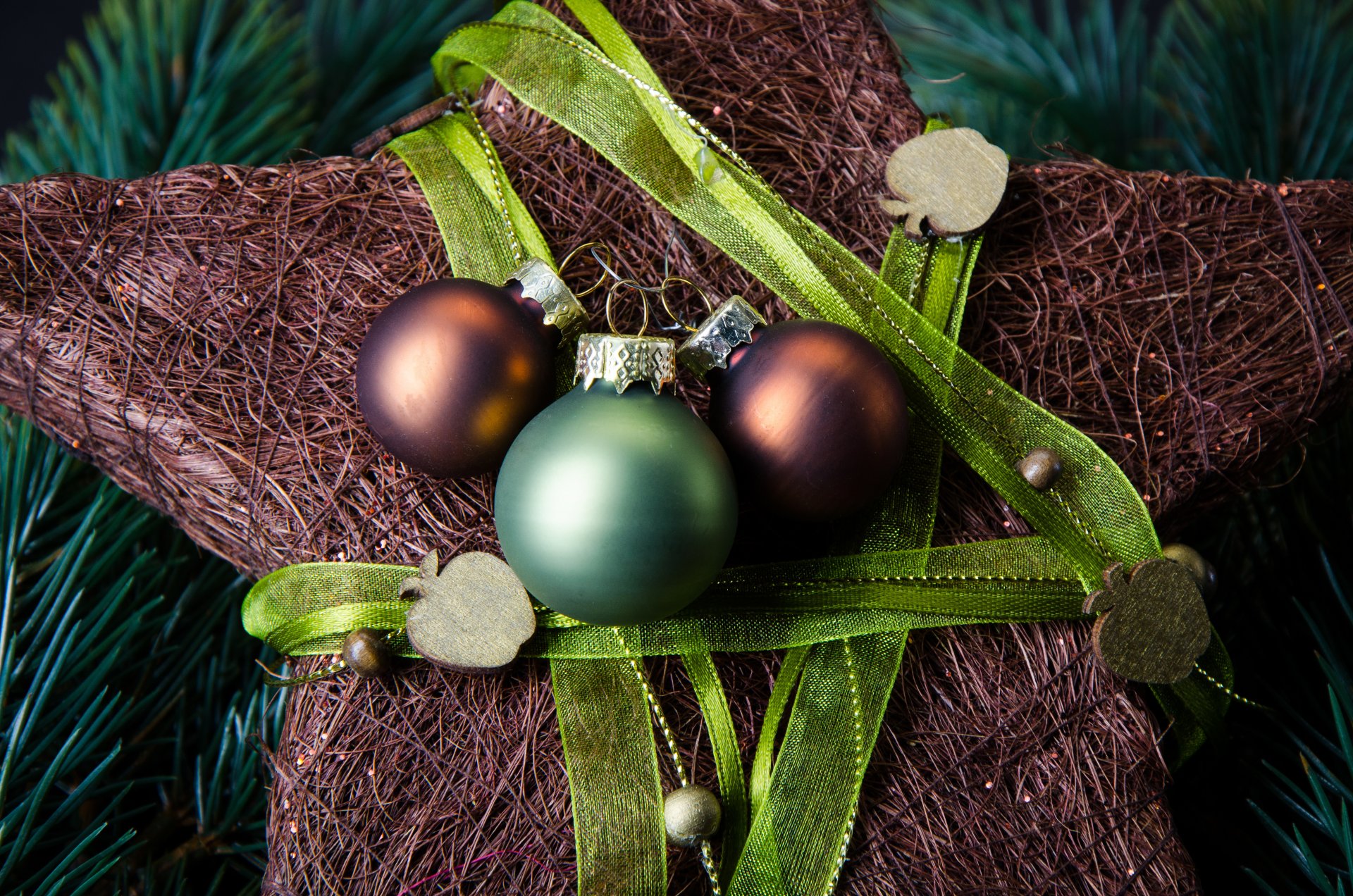 año nuevo navidad vacaciones decoración bolas verde marrón estrella