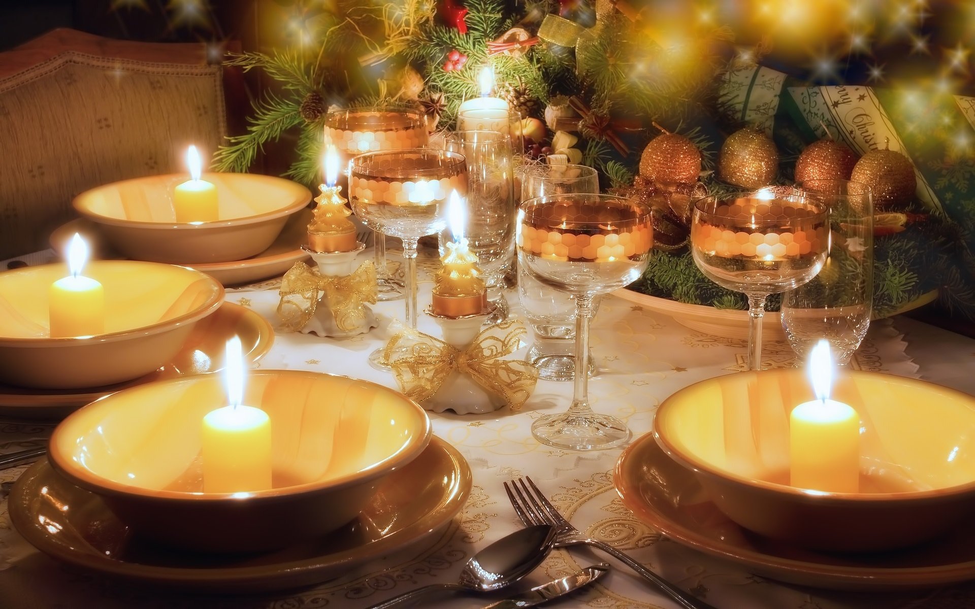 servicio de mesa año nuevo decoración mesa vajilla beige copas de vino copas de vino dorado velas arcos árbol de navidad navidad