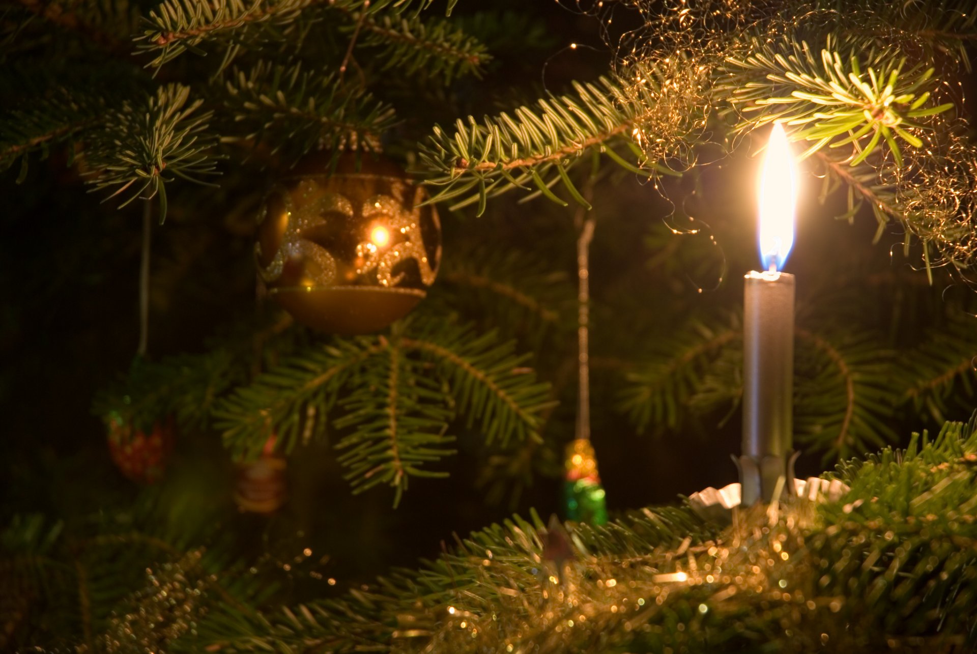 arbre de noël bougie jouet dangereux mettre bougie sur l arbre de noël feu chaleur nouvel an