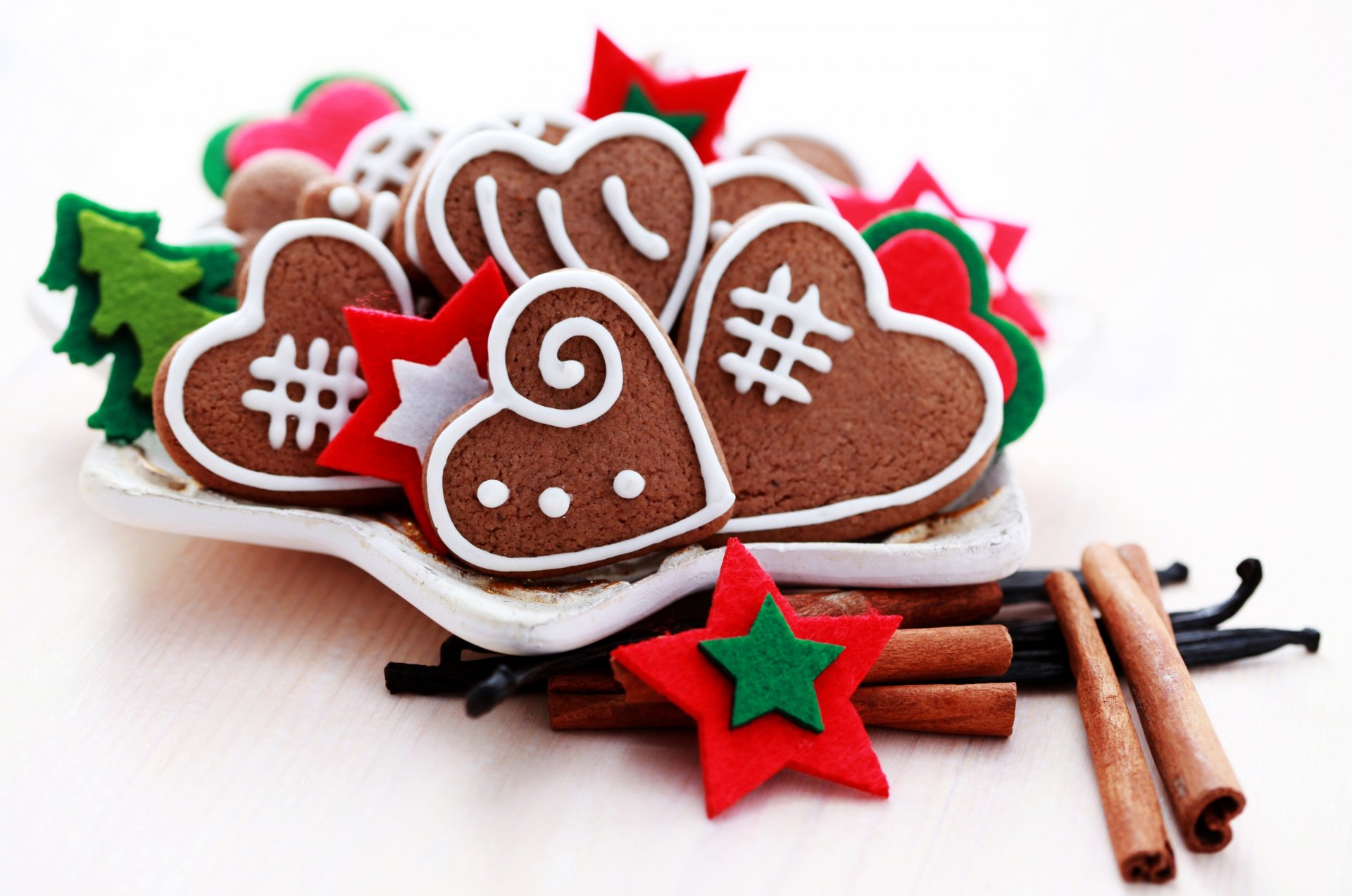 galletas año nuevo corazones dulces plato especias canela vacaciones año nuevo navidad