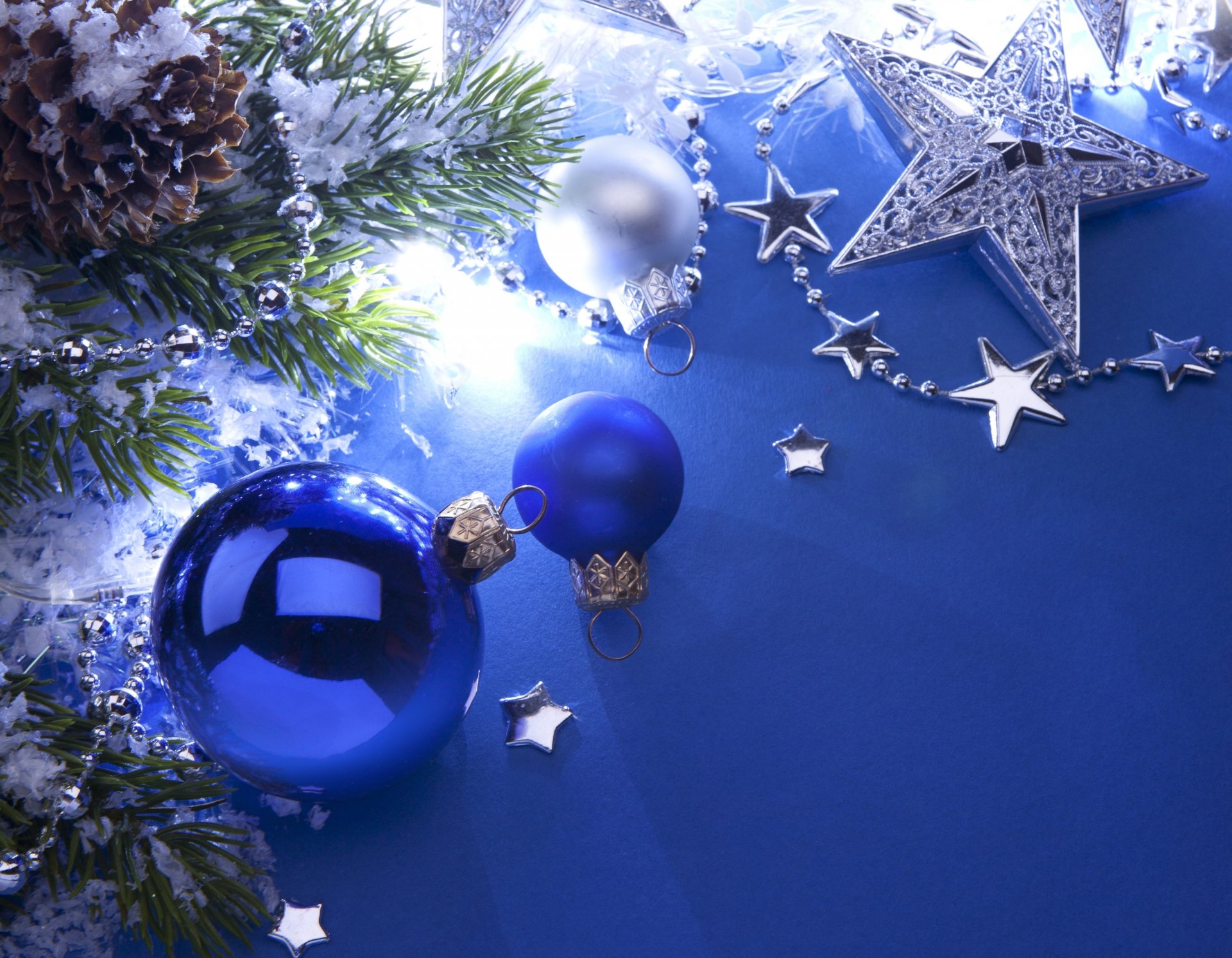 bolas bolas azul blanco estrellas noctilucentes árbol de navidad conos ramas árbol de navidad juguetes año nuevo navidad fondo azul