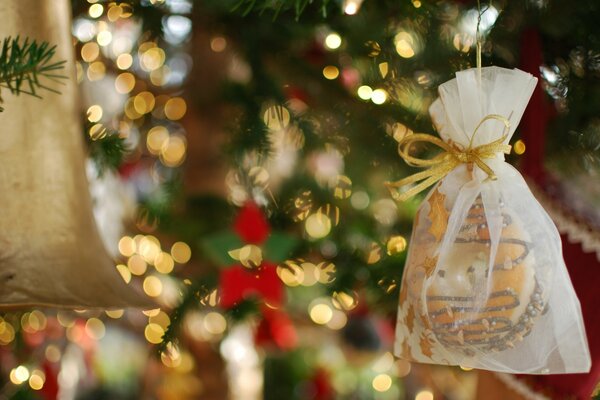 Humor festivo. Guirnalda en el árbol de Navidad