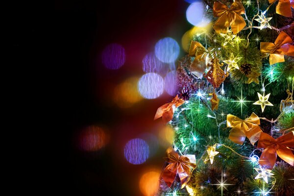 Árbol de Navidad decorado con arcos y guirnaldas