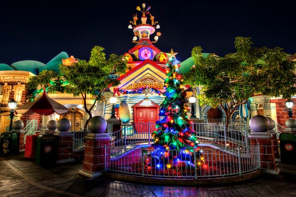 Albero di Natale elegante nelle luci di Disneyland