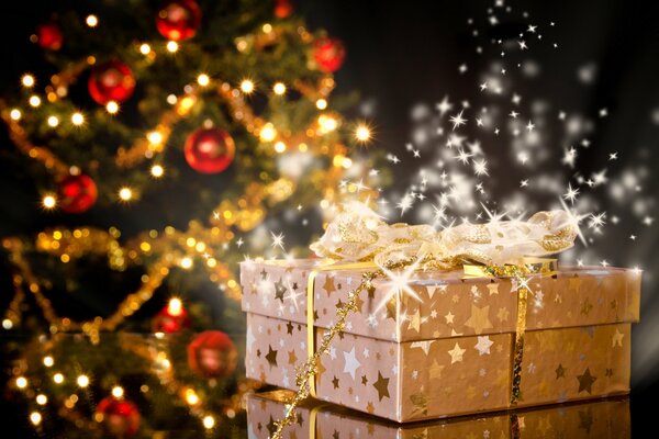 Weihnachtsstimmung schaffen Geschenke, Weihnachtsbaum, Spielzeug, Lichter