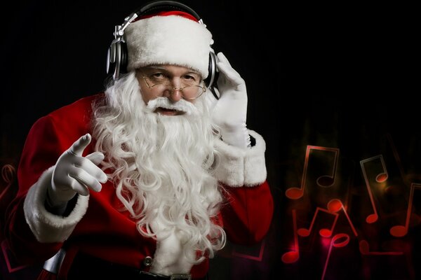 Święty Mikołaj w słuchawkach słucha muzyki
