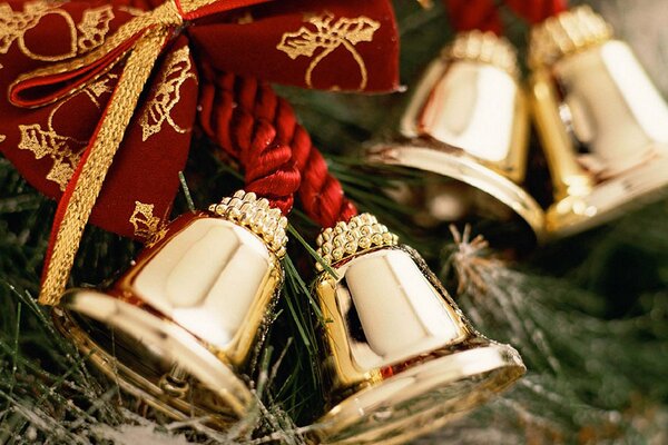 Cloches avec un arc rouge pour Noël