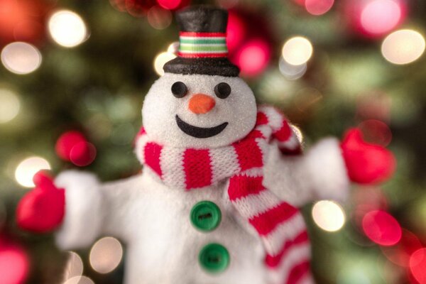 Pupazzo di neve sorridente su uno sfondo di luci