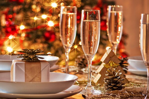 Mesa de año nuevo, platos y champán