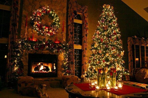 Sapin décoré du nouvel an près d une cheminée en feu avec une Couronne de Noël et des ornements d épinette suspendus au-dessus