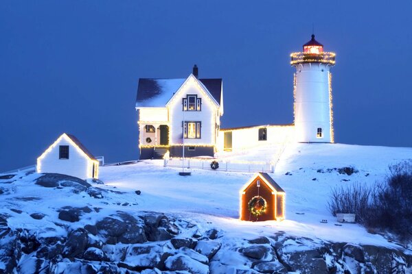 Рождественская подсветка гирлянды на снежном маяке