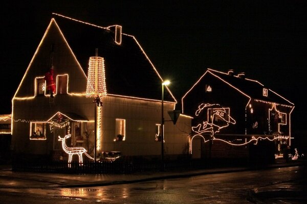 Haus zur Weihnachtsnacht geschmückt