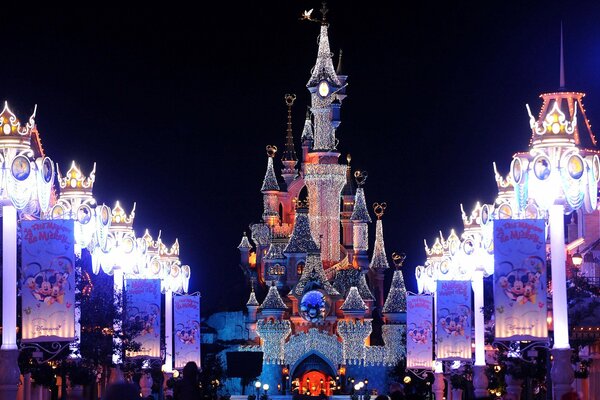 Disneyland Paris dans les lumières de Noël