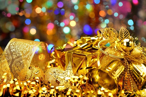 Campanas de oro y regalos de año nuevo