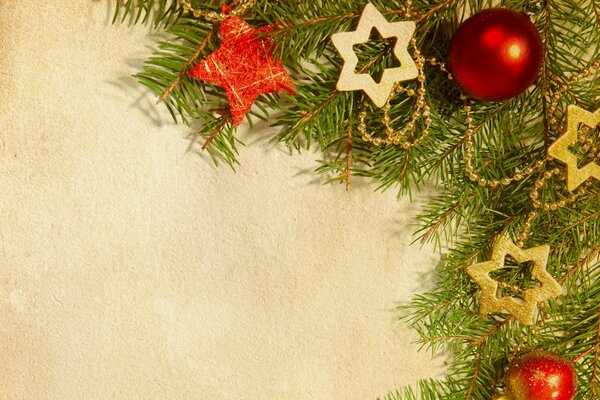 Decorato con un ramo di un albero di Natale sulla sabbia