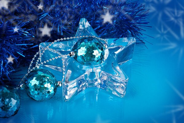 Estrella transparente con bolas de Navidad azules