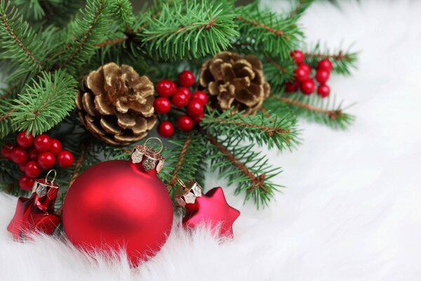 Pomme de pin sur l arbre de Noël et les jouets rouges à côté se trouvent