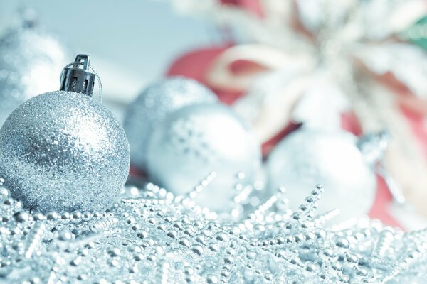 Jouets en argent sur l arbre de Noël pour la nouvelle année