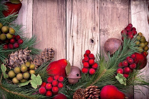 Weihnachtsdekoration aus Zapfen und Zweigen