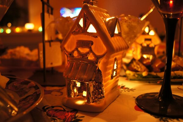 Maison de décoration. Table de fête. Torches