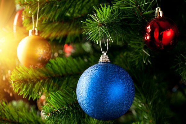 Boules sur un arbre de Noël jaune, bleu et rouge