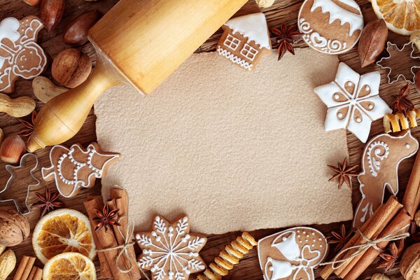 Papier encadré de biscuits de Noël avec glaçage blanc