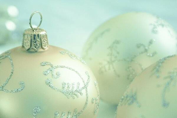 Boules blanches de Noël avec des motifs