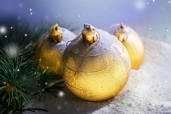 Boules de Noël or brillant près de l arbre de Noël