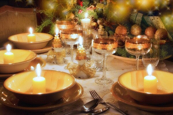 Mesa de año nuevo con copas y velas