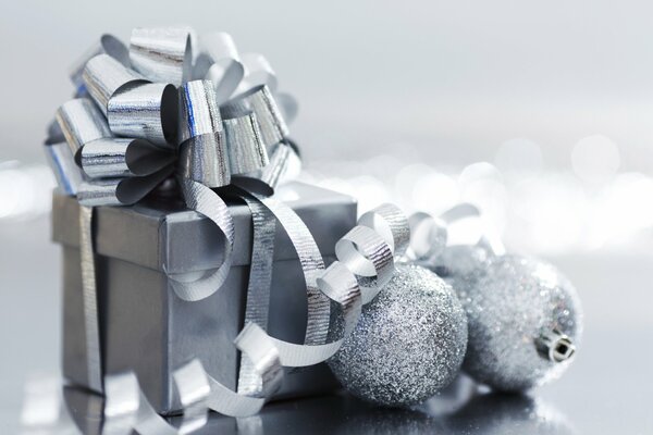 Новогодний подарок в коробке с бантом и елочные шары