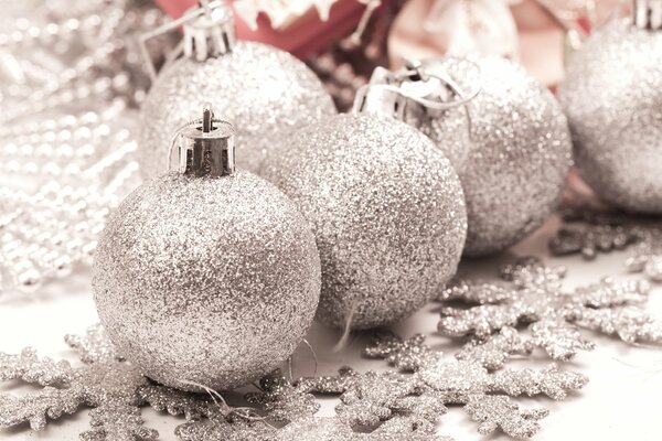 Snowy New Year bunks on the Christmas tree