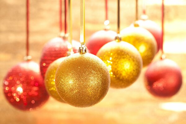 Boules de Noël sur l arbre de Noël. Décoration