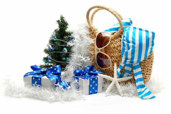 Новогодняя ёлка с подарками и сумка с купальником и очками