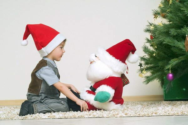 Un niño Mira el juguete de papá Noel