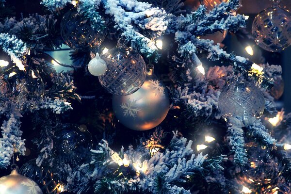 Árbol de Navidad plateado con juguetes y nieve