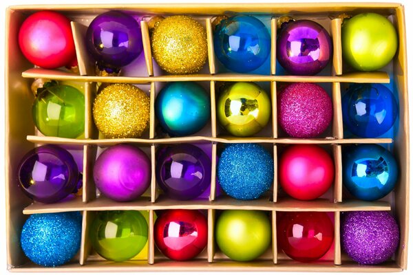 Bunte Spielzeuge am Weihnachtsbaum in einer Box