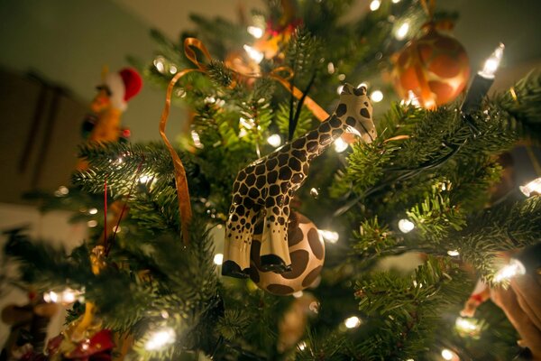 Jouets de Noël et des guirlandes sur l arbre de Noël brûlent