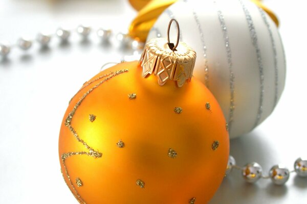 Boules de Noël sur l arbre de Noël