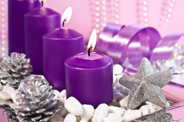 Bougies de Noël Décoratives parmi les décorations