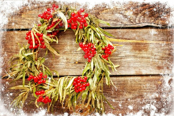 Corona di Natale su sfondo di legno con cornice di gelo