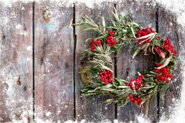 Weihnachtskranz aus Beeren im Frost